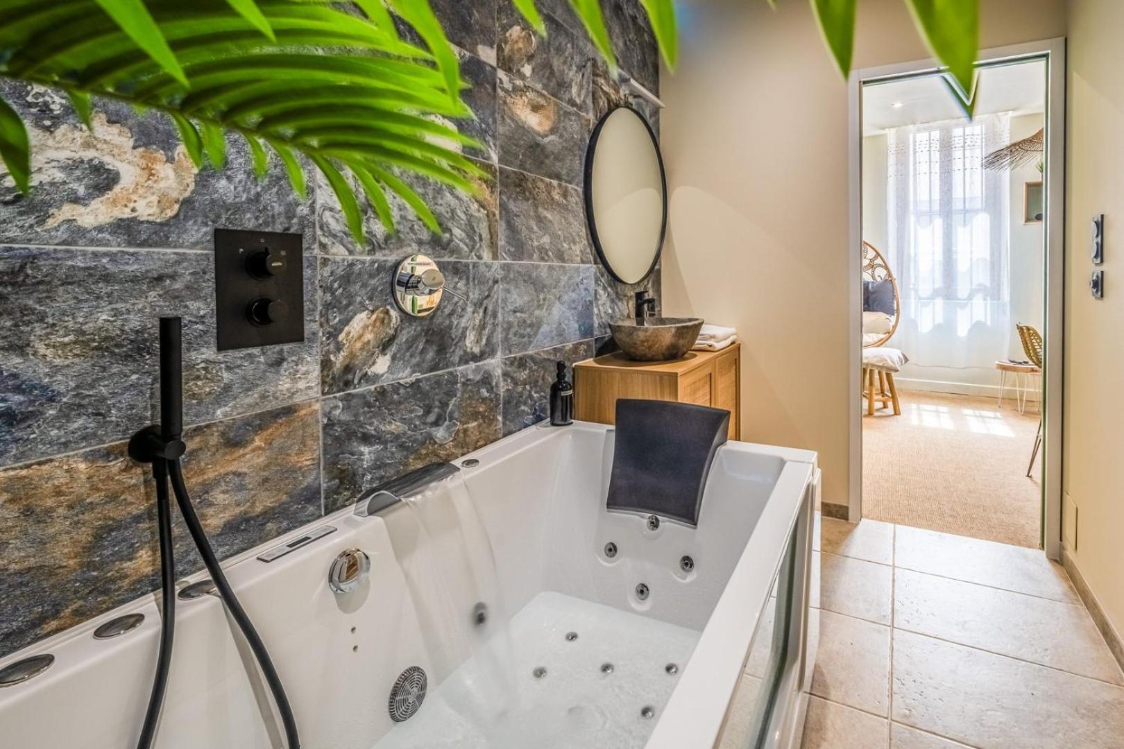 Destination Bali ~ Balneo ~ Realite Virtuelle Appartement Narbonne